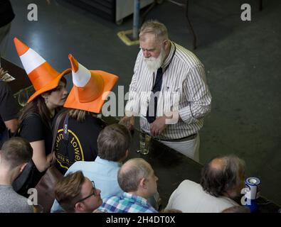 Gli appassionati di birra partecipano all'annuale Great British Beer Festival 2016 della Campaign for Real Ale (CAMRA) a Kensington Olympia, West London. Foto Stock