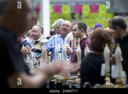 Gli appassionati di birra partecipano all'annuale Great British Beer Festival 2016 della Campaign for Real Ale (CAMRA) a Kensington Olympia, West London. Foto Stock