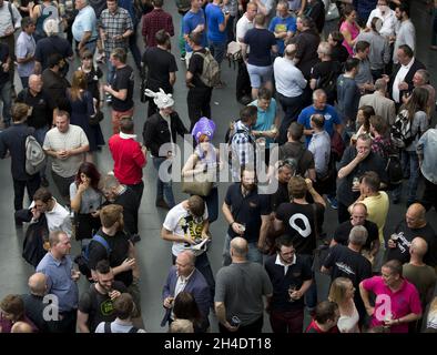 Gli appassionati di birra partecipano all'annuale Great British Beer Festival 2016 della Campaign for Real Ale (CAMRA) a Kensington Olympia, West London. Foto Stock