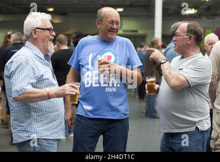 Gli appassionati di birra partecipano all'annuale Great British Beer Festival 2016 della Campaign for Real Ale (CAMRA) a Kensington Olympia, West London. Foto Stock