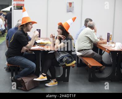 Gli appassionati di birra partecipano all'annuale Great British Beer Festival 2016 della Campaign for Real Ale (CAMRA) a Kensington Olympia, West London. Foto Stock