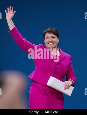 Il leader dei conservatori scozzesi Ruth Davidson saluta i delegati alla fine del suo discorso durante la conferenza del partito conservatore presso l'International Convention Centre, ICC, Birmingham. Mercoledì 5 ottobre 2016. Il credito fotografico deve essere: Isabel Infantes / EMPICS Entertainment. Foto Stock