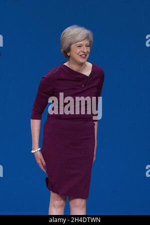 Il primo Ministro Theresa May saluta il pubblico nell'ultimo giorno della conferenza del partito conservatore presso l'International Convention Centre, ICC, Birmingham. Mercoledì 5 ottobre 2016. Il credito fotografico deve essere: Isabel Infantes / EMPICS Entertainment. Foto Stock