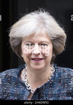 Il primo ministro britannico Theresa May parte per PMQ's da Downing Street, Londra. Foto Stock