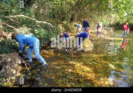 I bambini e gli adulti della scuola partecipano ad una giornata di pulizia del fiume e del flusso negli Ozarks del Missouri. Foto Stock