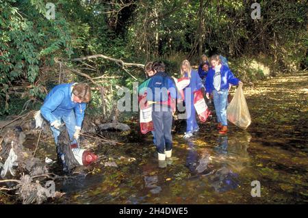 I bambini e gli adulti della scuola partecipano ad una giornata di pulizia del fiume e del flusso negli Ozarks del Missouri. Foto Stock