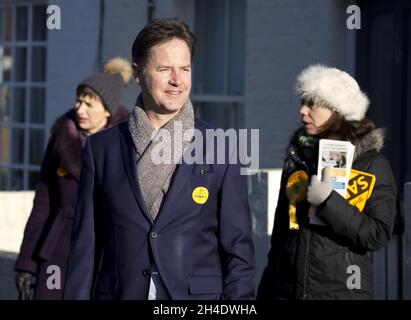 (R-L) candidato democratico liberale per la campagna elettorale di Richmond Park Sarah Olney, Nick Clegg e Caroline Pidgeon a Richmond un giorno prima delle elezioni di giovedì. Data foto: Mercoledì 30 novembre 2016. Il credito fotografico deve essere: Isabel Infantes / EMPICS Entertainment. Foto Stock