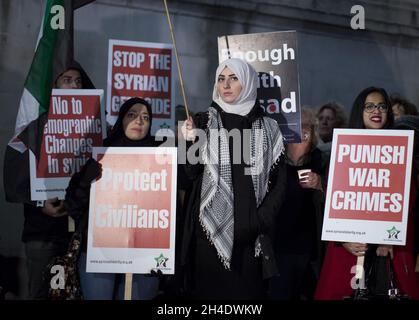 La gente di Londra si riunisce in una veglia di candela a Trafalgar Square, nel centro di Londra, per condannare le uccisioni di civili ad Aleppo, in Siria Foto Stock