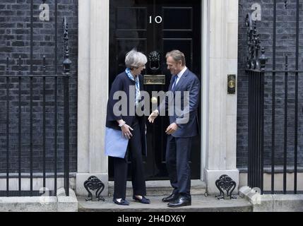 (Da sinistra a destra) il primo ministro britannico Theresa May incontra il presidente del Consiglio europeo Donald Tusk a Downing Street, Londra, per discutere l'inizio dei negoziati sulla Brexit.immagine datata: Giovedì 6 aprile 2017. Il credito fotografico deve essere: Isabel Infantes / EMPICS Entertainment Foto Stock