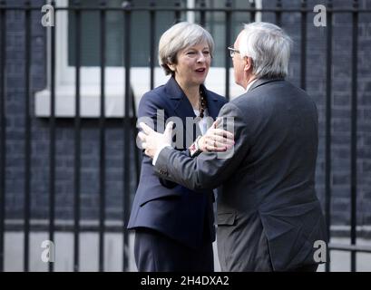 Il primo ministro Theresa May accoglie oggi il capo della Commissione europea, il presidente Jean-Claude Juncker, al 10 Downing Street di Londra. Immagine datata: Mercoledì 26 aprile 2017. Il credito fotografico deve essere: Isabel Infantes / EMPICS Entertainment. Foto Stock