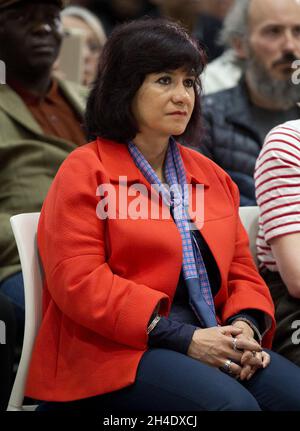 Laura Alvarez siede al pubblico mentre il leader del Partito Laburista, Jeremy Corbyn, ha tenuto un discorso sulla leadership ai delegati durante la campagna elettorale nella zona est di Londra sabato 29 aprile 2017. Foto Stock