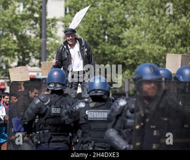 Gli ufficiali di polizia di Rionot prendono posizione mentre affrontano gli attivisti anti-fascisti durante un raduno il giorno di maggio, soltanto sei giorni prima delle elezioni generali francesi la prossima domenica 7 maggio.immagine datata: Lunedì 1 maggio 2017. Il credito fotografico deve essere: Isabel Infantes / EMPICS Entertainment. Foto Stock