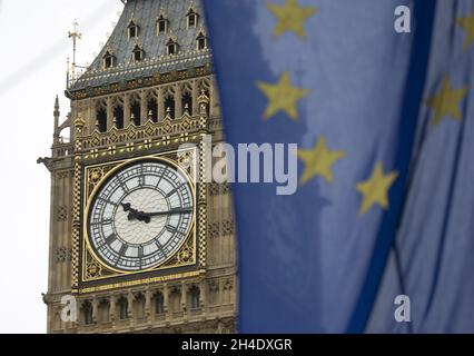 La bandiera europea vola di fronte al Big ben, dove le bandiere dei 27 stati membri dell'UE sono state piazzate intorno a Parliament Square, Westminster, Londra, il giorno dell'Europa, che si tiene il 9 maggio di ogni anno per celebrare la pace e l'unità in Europa. Si celebra l'anniversario della storica "dichiarazione di chuman”, che è considerata l'inizio di quella che ora è l'Unione europea. Foto datata: Martedì 9 maggio 2017. Il credito fotografico deve essere: Isabel Infantes / EMPICS Entertainment. Foto Stock