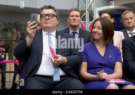 Tom Watson, vice leader del partito laburista, scatta una foto durante il lancio del manifesto del partito da parte di Jeremy Corbyn Foto Stock