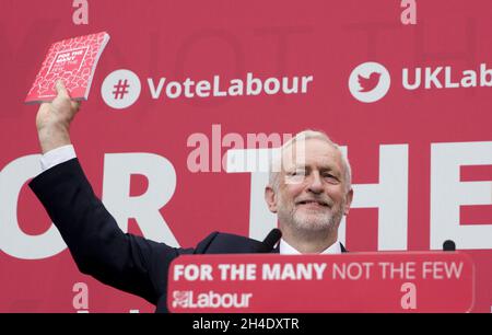 Jeremy Corbyn, leader del partito laburista, lancia il manifesto del partito Foto Stock