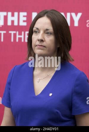 Kezia Dugdale, leader del partito laburista scozzese, siede con il Gabinetto Shadow durante il lancio del manifesto del partito all'Università di Bradford. Immagine datata: Martedì 16 maggio 2017. Il credito fotografico deve essere: Isabel Infantes / EMPICS Entertainment. Foto Stock