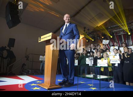 Tim Farron, leader del partito liberal-democratico, ha tenuto un discorso durante il lancio del manifesto del partito per le elezioni generali del 2017 all'Oval Space, Londra orientale, mercoledì 17 maggio 2017. Foto datata: Lunedì 1 maggio 2017. Il credito fotografico deve essere: Isabel Infantes / EMPICS Entertainment. Foto Stock