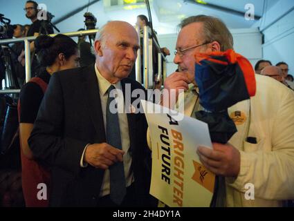 Sir vince Cable partecipa al lancio del manifesto del partito per le elezioni generali del 2017, tenuto dal leader del partito liberal-democratico Tim Farron all'Oval Space, Londra orientale, mercoledì 17 maggio 2017. Foto datata: Lunedì 1 maggio 2017. Il credito fotografico deve essere: Isabel Infantes / EMPICS Entertainment. Foto Stock