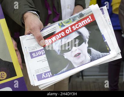 Un sostenitore dell'UKIP ha a disposizione volantini anti-Tory in una bancarella di Elm Park, Dagenham, nella zona est di Londra. Data foto: Sabato 20 maggio 2017. Il credito fotografico deve essere: Isabel Infantes / EMPICS Entertainment. Foto Stock