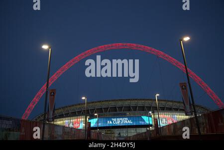 L'arco del Wembley Stadium è illuminato in rosso dopo la vittoria dell'Arsenal contro Chelsea alla finale della fa Cup a Londra, Inghilterra. Foto datata: Sabato 27 maggio 2017. Il credito fotografico deve essere: Isabel Infantes / EMPICS Entertainment. Foto Stock