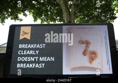 Nick Clegg svela un poster a Geraldine Mary Harmsworth Park, a sud di Londra, attaccando la decisione di Theresa May di scartare i pranzi gratuiti della scuola e sostituirli, la colazione costava solo 7 p. ciascuno. Foto datata: Mercoledì 31 maggio 2017. Il credito fotografico deve essere: Isabel Infantes / EMPICS Entertainment. Foto Stock