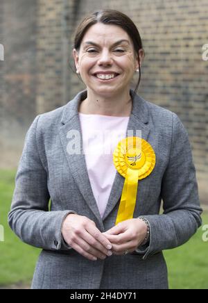 Sarah Olney MP & Richmond Park Liberal Democrats partecipa alla presentazione di un poster a Geraldine Mary Harmsworth Park, nel sud di Londra, attaccando la decisione di Theresa May di scartare i pranzi gratuiti della scuola e sostituirli colazione costato a soli 7p ciascuno. Foto datata: Mercoledì 31 maggio 2017. Il credito fotografico deve essere: Isabel Infantes / EMPICS Entertainment. Foto Stock