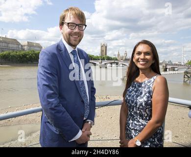 (Da sinistra a destra) il candidato liberal-democratico per Vauxhall George Turner e Gina Miller si riuniscono in una barca ad Albert Embankment, Londra, per ricreare l'immagine di Kate Hoey e Nigel Farage sulla "Barge della Brexit" in vista del referendum dell'UE lo scorso anno, Durante la campagna per le elezioni generali di giovedì prossimo. Data foto: 1 giugno 2017 Foto Stock