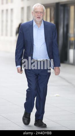 Il leader del lavoro Jeremy Corbyn arriva alla BBC Broadcasting House di Londra per comparire all'Andrew Marr Show. Foto datata: Domenica 23 luglio 2017. Il credito fotografico deve essere: Isabel Infantes / EMPICS Entertainment. Foto Stock