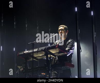 Gus Unger-Hamilton, della rock band Alt-J, suona sul palco principale al Boardmasters Festival 2017 a Watergate Bay, Newquay, Cornovaglia, domenica 13 agosto 2017.Foto datata: , 2017. Il credito fotografico deve essere: Isabel Infantes / EMPICS Entertainment. Foto Stock