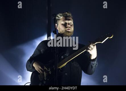 Gus Unger-Hamilton, della rock band Alt-J, suona sul palco principale al Boardmasters Festival 2017 a Watergate Bay, Newquay, Cornovaglia, domenica 13 agosto 2017.Foto datata: , 2017. Il credito fotografico deve essere: Isabel Infantes / EMPICS Entertainment. Foto Stock