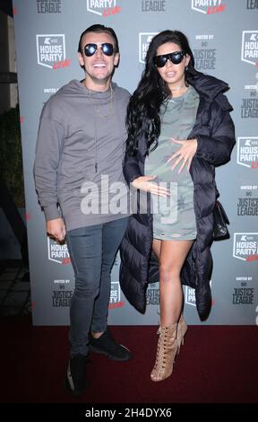 Nathan Massey e Cara De la Hoyde partecipano al KISS House Party Live alla SSE Wembley Arena di Londra. Foto datata: Giovedì 26 ottobre 2017. Il credito fotografico deve essere: Isabel Infantes / EMPICS Entertainment Foto Stock