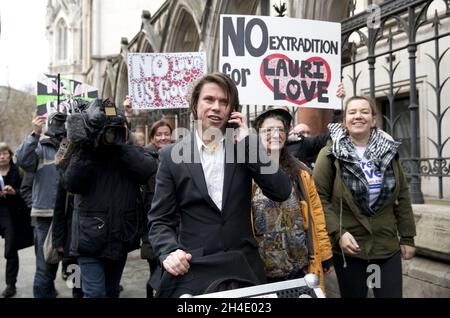 Il presunto hacker Lauri Love, circondato dai suoi sostenitori, lascia la Royal Courts of Justice, Londra, dopo aver vinto il suo appello contro la sua estradizione negli Stati Uniti. Foto datata: Lunedì 5 febbraio 2018. Il credito fotografico deve essere: Isabel Infantes / EMPICS Entertainment. Foto Stock