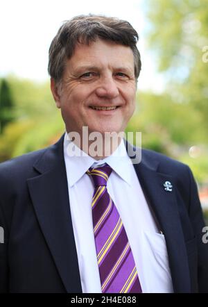 Gerard Batten, eurodeputato dell'UKIP, ha ritratto fuori casa a Newham, Londra orientale, il 22 maggio 2014. Foto Stock