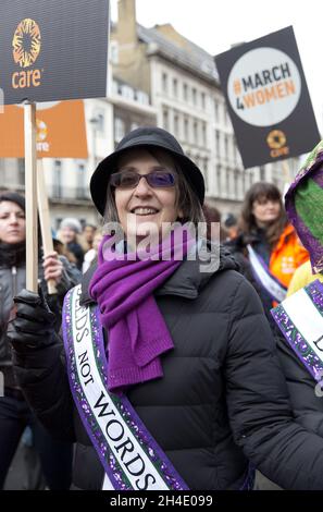 Helen Pankhurst, la bisnonna di suffragette Emmeline Pankhurst si unisce ai marchers al rally March4Women nel centro di Londra. Foto datata: Domenica 4 marzo 2018. Il credito fotografico deve essere: Isabel Infantes / EMPICS Entertainment. Foto Stock