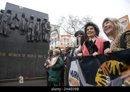 I marchellers, tra cui Dawn Butler MP e Bianca Jagger, centro, tra le altre personalità, fanno una sosta di fronte al Monumento alle Donne della seconda Guerra Mondiale durante il rally Take the March4Women nel centro di Londra domenica 4 marzo 2018. Isabel Infantes www.isabelinfantes.com isabelinfantesphotography@hotmail.com 07795 350 975 Isabel Infantes www.isabelinfantes.com isabelinfantesphotography@hotmail.com 07795 350 975 Foto Stock