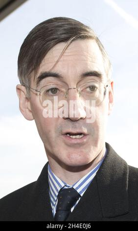 Il deputato conservatore Jacob Rees-Mogg parla a una conferenza stampa sul molo Embankment, Londra, prima di una protesta sulla pesca per il congedo, dove i pesci saranno gettati nel fiume Tamigi di fronte alle Camere del Parlamento. Foto datata: Mercoledì 21 marzo 2018. Il credito fotografico deve essere: Isabel Infantes / EMPICS Entertainment. Foto Stock