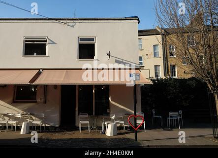 Una visione generale della Violet Bakery a Hackney, Londra orientale, che è stato scelto per fare la torta per il matrimonio nel maggio del principe Harry e Meghan. Foto datata: Mercoledì 21 marzo 2018. Il credito fotografico deve essere: Isabel Infantes / EMPICS Entertainment. Foto Stock