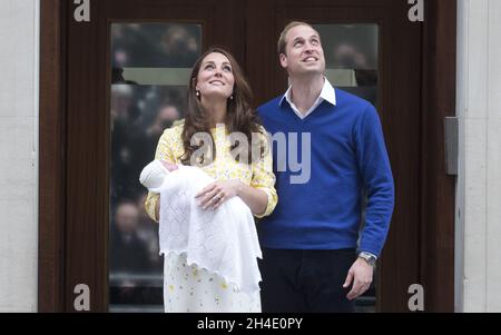 Il Duca di Cambridge e la Duchessa di Cambridge lasciano la Lindo Wing al St. Mary's Hospital di Londra, dopo la nascita della loro figlia, la principessa Charlotte. Foto datata: Sabato 2 maggio 2015. Il credito fotografico deve essere: Isabel Infantes / EMPICS Entertainment. Foto Stock