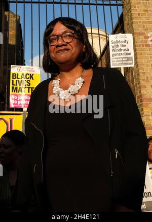 (Centro) il Segretario di Shadow Home, Diane Abbott, si rivolge ai manifestanti durante un raduno di solidarietà a Windrush Square, Brixton, nel sud di Londra, per dimostrare il sostegno alla cosiddetta generazione di Windrush dopo che è emerso che l'Home Office ha distrutto migliaia di carte di atterraggio che documentano l'arrivo dei migranti dell'era di windrush. Immagine datata: Venerdì 20 aprile 2018. Il credito fotografico deve essere: Isabel Infantes / EMPICS Entertainment. Foto Stock