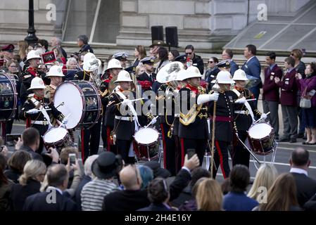 La Band of HM Royal Marines partecipa a una sfilata al Cenotaph per commemorare l'ANZAC Day di Londra. Immagine datata: Mercoledì 25 aprile 2018. Il credito fotografico deve essere: Isabel Infantes / EMPICS Entertainment. Foto Stock