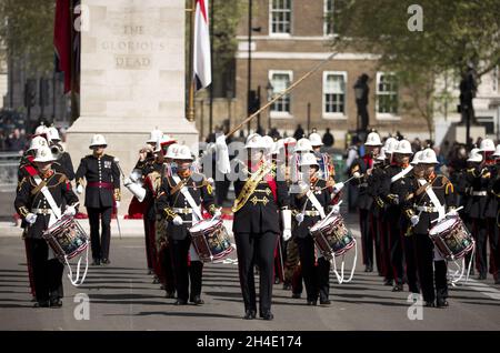 La Band of HM Royal Marines partecipa a una sfilata al Cenotaph per commemorare l'ANZAC Day di Londra. Immagine datata: Mercoledì 25 aprile 2018. Il credito fotografico deve essere: Isabel Infantes / EMPICS Entertainment. Foto Stock