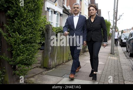 Il sindaco di Londra Saadiq Khan arriva con la moglie Saadiya Khan per votare alla chiesa di St Albans, Wandsworth, nel sud di Londra, durante le elezioni del consiglio locale Foto Stock