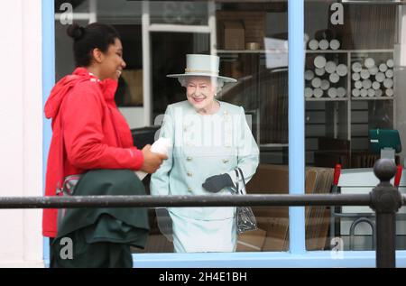 Negozi di articoli da regalo a Windsor espositore di bigiotteria dedicati a tutti i cimeli reali del Principe Harry e del fidanzato Meghan Marle in vista del matrimonio reale del 19 maggio. Foto Stock