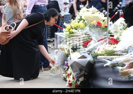 I membri del pubblico deposero fiori in memoria delle vittime dell'attacco London Bridge/Borough Market durante un minuto di cerimonia di silenzio per celebrare il primo anniversario. Data foto: Domenica 3 giugno 2018 Foto Stock