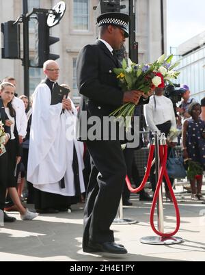 Wayne Marques, l'ufficiale britannico della polizia dei trasporti gravemente ferito a combattere gli aggressori del London Bridge, deposita fiori durante una cerimonia per celebrare il primo anniversario in memoria delle vittime del London Bridge/Borough Market. Data foto: Domenica 3 giugno 2018 Foto Stock