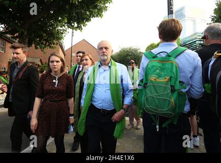 Il leader del lavoro Jeremy Corbyn (centro) si unì a marzo in una silenziosa passeggiata verso la chiesa metodista fino alla chiesa metodista di Notting Hill, North Kensington, segnando il fuoco della torre di Grenfell un anno dopo la bizzarra, che ha mietuto 72 vite. Immagine datata: Giovedì 14 giugno 2018. Il credito fotografico deve essere: Isabel Infantes/ EMPICS Entertainment. Foto Stock