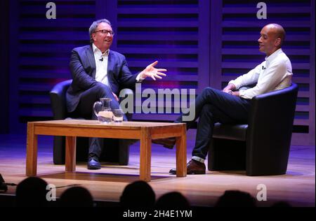 Chuka Umunna, a destra, in conversazione con Steve Richards il primo giorno del Festival della Politica a Kings Place, Londra, un fine settimana di colloqui a favore della politica, dibattiti, discussioni e intrattenimento legato alla politica. Immagine datata: Venerdì 22 giugno 2018 Foto Stock