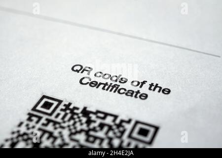 Iscrizione diagonale "QR code certificate" in inglese su un documento rilasciato in Russia per coloro che sono vaccinati contro il coronavirus (frammento del certi Foto Stock