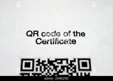 Iscrizione in lingua inglese del «QR code certificate» su un modulo cartaceo rilasciato in Russia coloro che sono vaccinati contro il coronavirus (frammento) Foto Stock