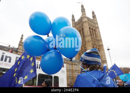 I manifestanti anti anti-Brexit del gruppo di voto popolare un'ondata di bandiere UE al di fuori della Camera del Parlamento, Londra, dove il dibattito continua oggi sull'accordo Brexit di Theresa May prima della votazione finale del 11 dicembre. Foto datata: Mercoledì 5 dicembre 2018. Il credito fotografico deve essere: Isabel Infantes / EMPICS Entertainment. Foto Stock